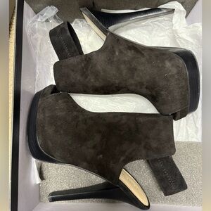 Pelle Moda size 7.5 women’s  black peep toe suede booties